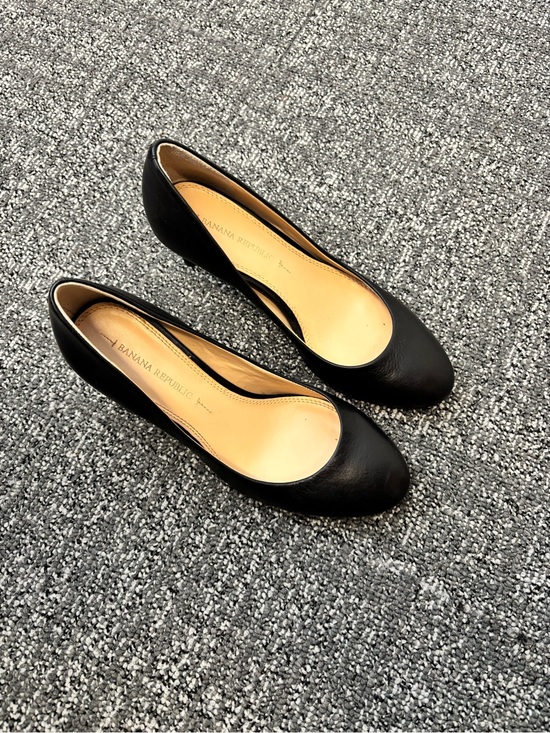 Banana Republic Shoes - Banana Republic Black Leather Round-Toe Pumps